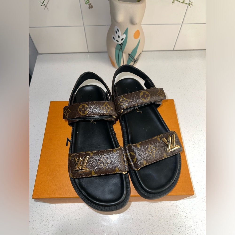Authenticate Louis Vuitton slides only worn about three times size 39